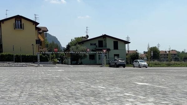 Nomadi in auto a Calolziocorte: montano tende nei parcheggi