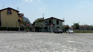 Nomadi in auto a Calolziocorte: montano tende nei parcheggi