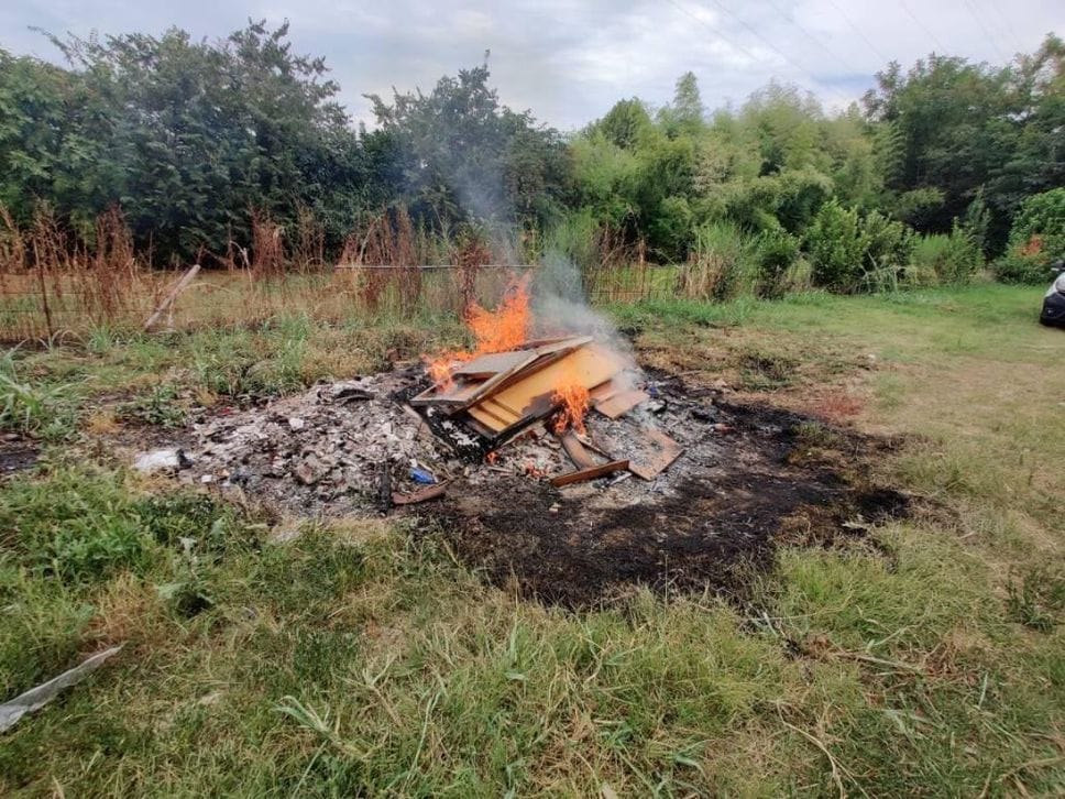 Brucia rifiuti edili: denunciato 67enne lecchese