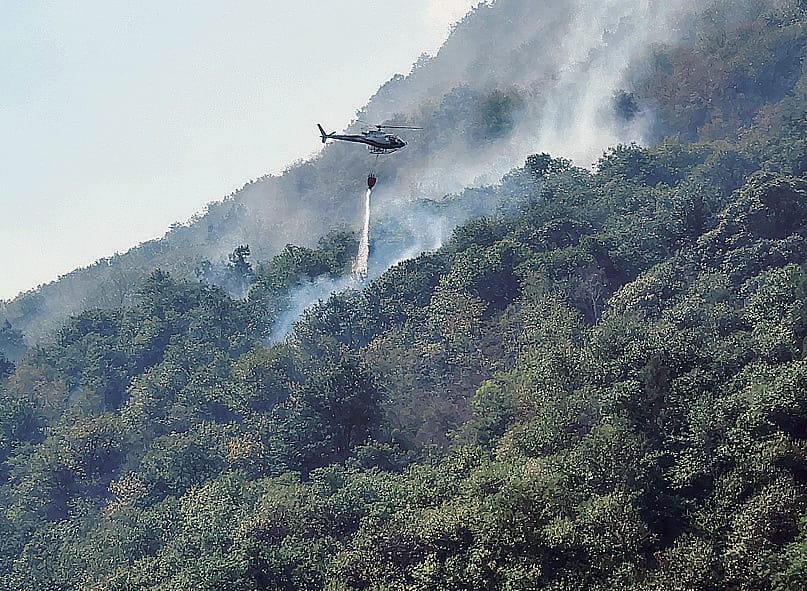 Spento il rogo tra Gordona e Samolaco: un fulmine ne provoca un altro a Villa