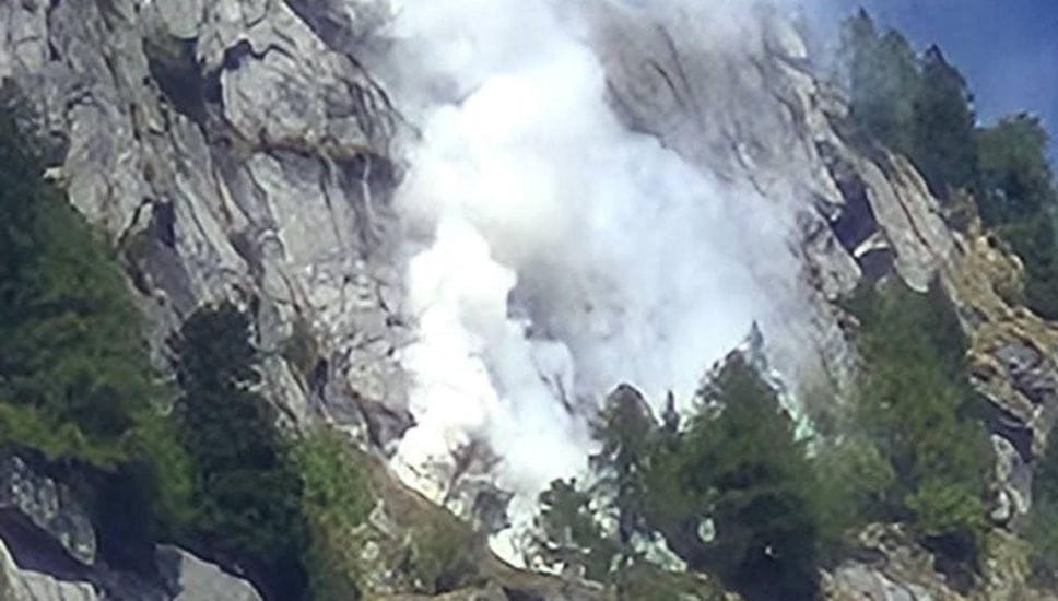Val Masino, fulmine incendia il bosco sopra San Martino: l’elicottero evita il peggio.