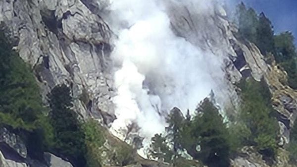 Val Masino, fulmine incendia il bosco sopra San Martino: l’elicottero evita il peggio.