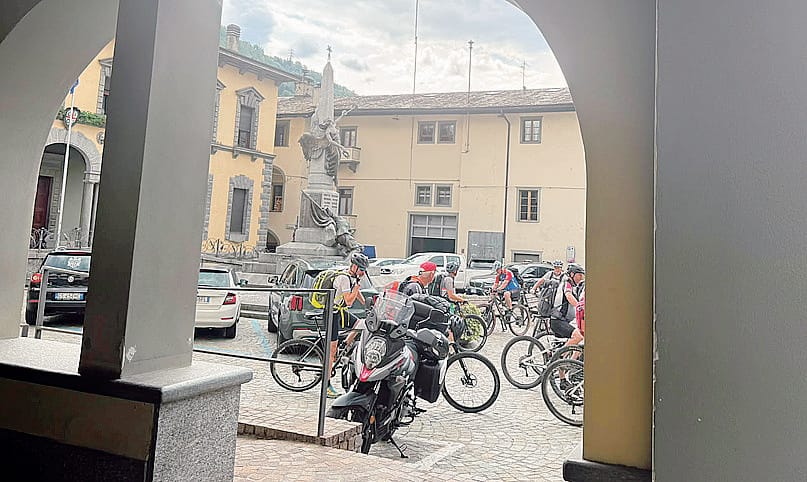Puntine lungo il Sentiero Valtellina. Ciclisti a rischio: «Gesto sconsiderato»