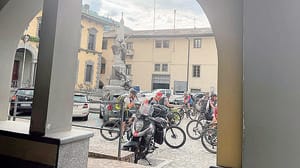 Puntine lungo il Sentiero Valtellina. Ciclisti a rischio: «Gesto sconsiderato»