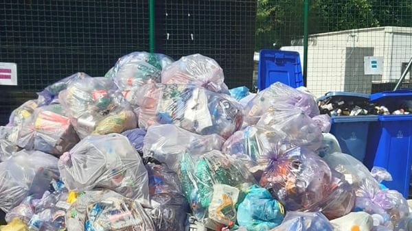 Colico, parlano i villeggianti delusi: «Poca pulizia e troppi sacchi in giro»