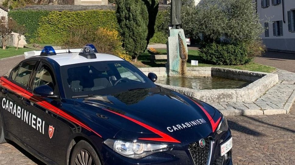 Chiavenna: molesta avventori e carabinieri, arrestato 42enne