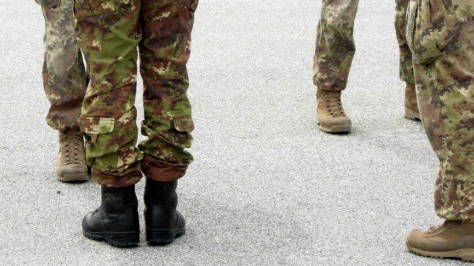 Gira per Lazise vestito da incursore del Col Moschin: lecchese nei guai