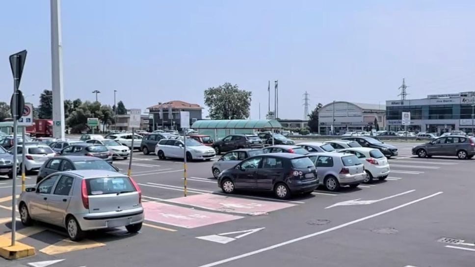 Parcheggi rosa, a Merate arrivano i pass: via alle multe per chi occupa gli stalli senza diritto