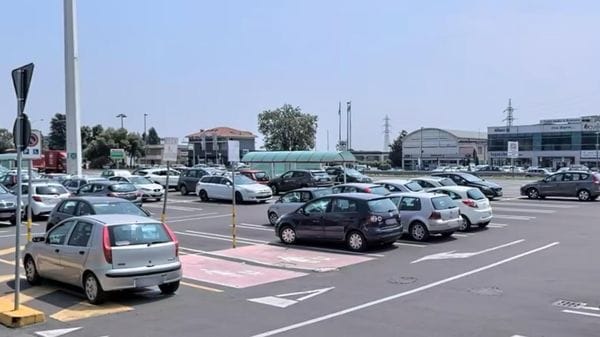 Parcheggi rosa, a Merate arrivano i pass: via alle multe per chi occupa gli stalli senza diritto