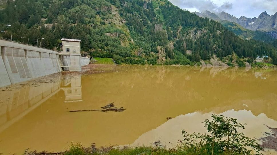 Piateda, due mucche trascinate nella diga di Scais dal torrente in piena
