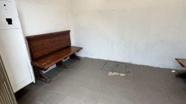 Novate Mezzola, vandalizzata la stazione: danneggiati monitor e vetrata