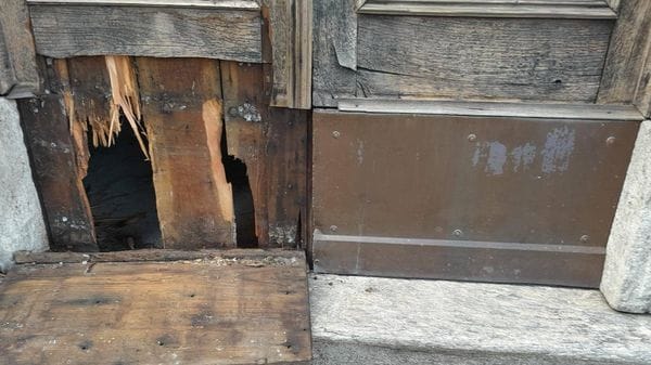 Samolaco, vandalizzata la porta della chiesa di Sant’Andrea al Colle