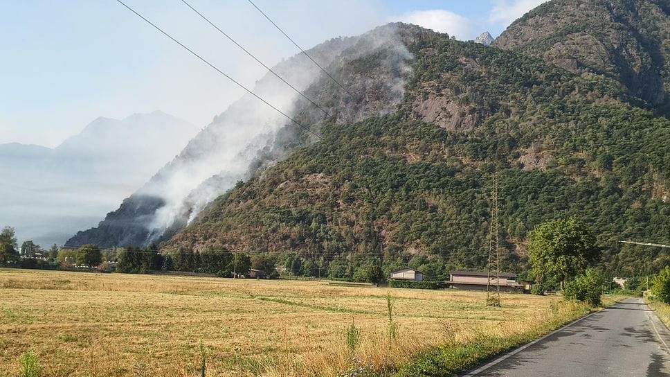 Gordona, l’incendio torna a far paura: riprende il volo del Canadair