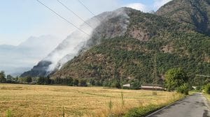 Gordona, l’incendio torna a far paura: riprende il volo del Canadair