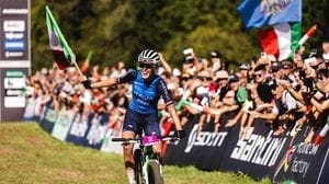 Mountain bike, Valentina Corvi regina del mondo: domina e conquista l’oro Under 23