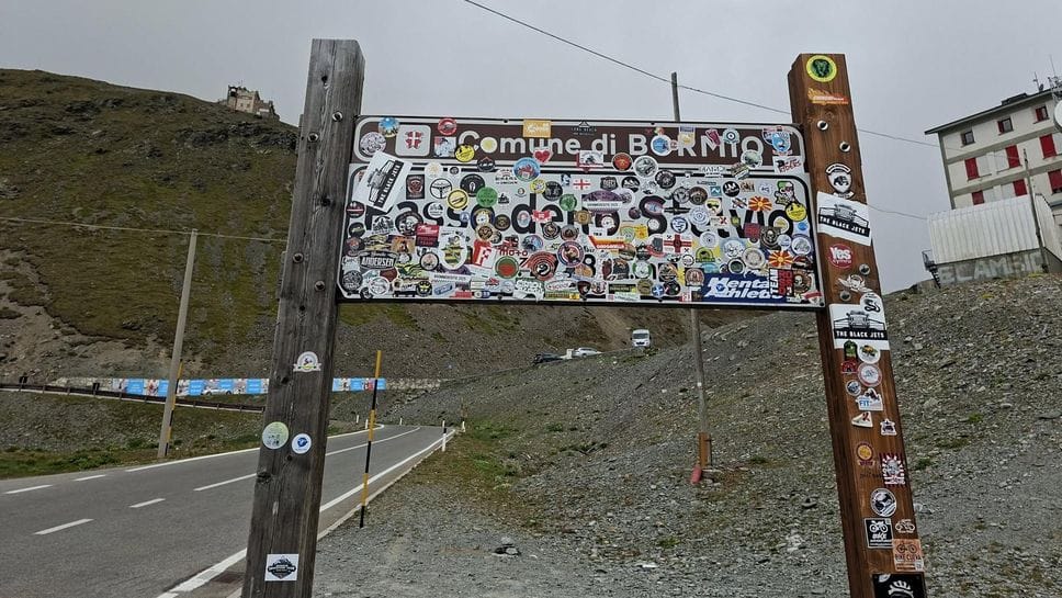 Cade in moto allo Stelvio, ferita turista finlandese