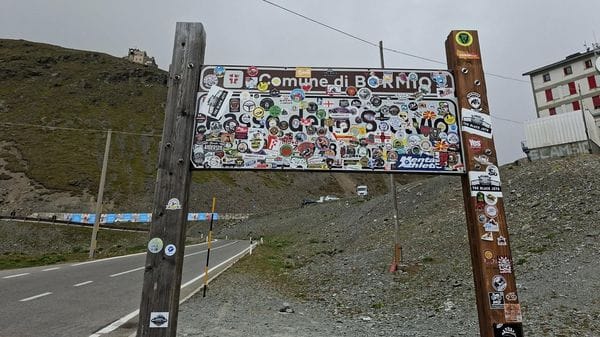 Cade in moto allo Stelvio, ferita turista finlandese
