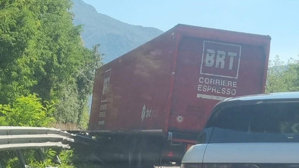 Tir contro il guardrail sulla 36 a Mandello, lunghe code