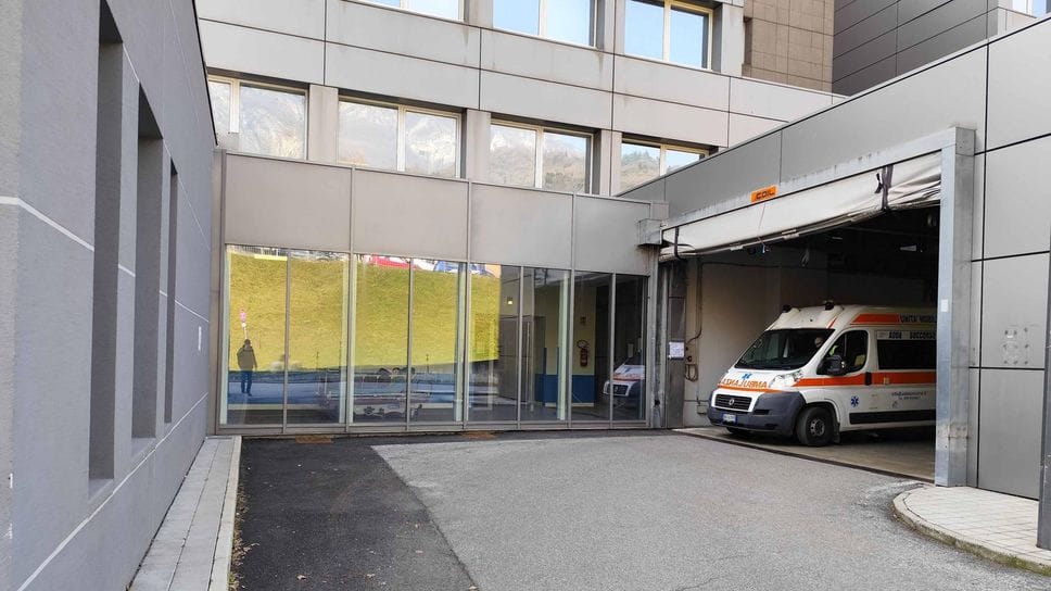 Violenza al pronto soccorso del Manzoni, 16enne ferisce dottoressa e infermiera.  «Serve un presidio fisso»