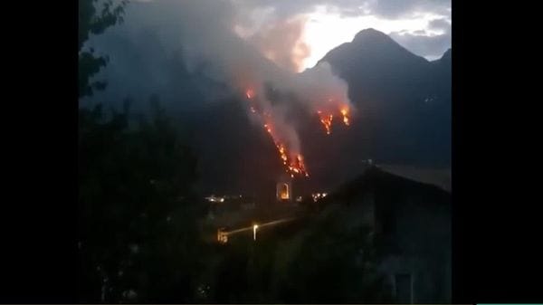 Incendio sopra Gordona, il fronte si allarga: in azione due Canadair