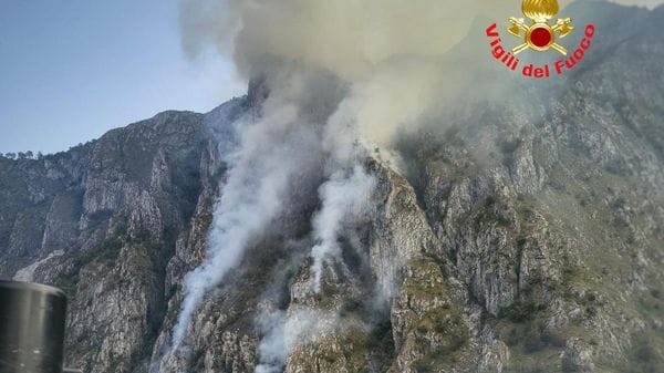 Incendio sul Moregallo, in fiamme il versante tra Valmadrera e Mandello