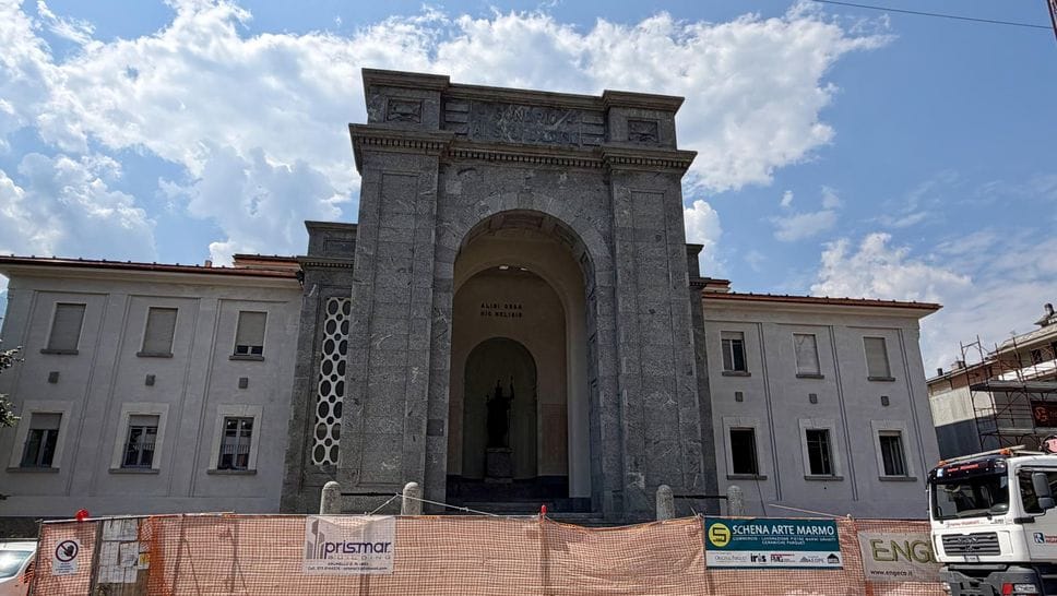 Sondrio, l’ex Balilla torna a mostrarsi: restaurate le facciate dello storico edificio
