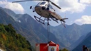 Incendio di Premana, dopo 27 giorni il fronte resta attivo: nuovo intervento dell’elicottero
