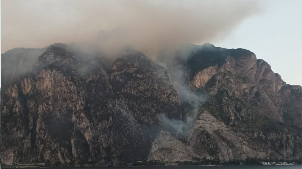 Incendio sul Moregallo, riprese le operazioni di spegnimento: in azione Canadair ed elicotteri