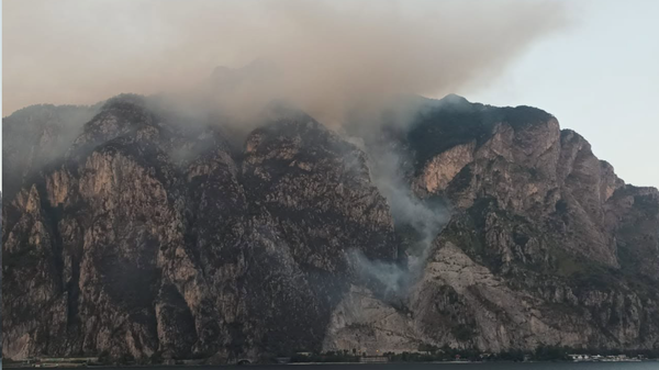 Incendio sul Moregallo, riprese le operazioni di spegnimento: in azione Canadair ed elicotteri