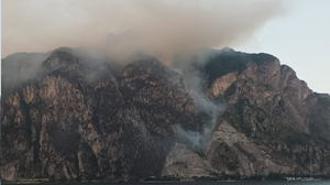 Incendio sul Moregallo, riprese le operazioni di spegnimento: in azione Canadair ed elicotteri