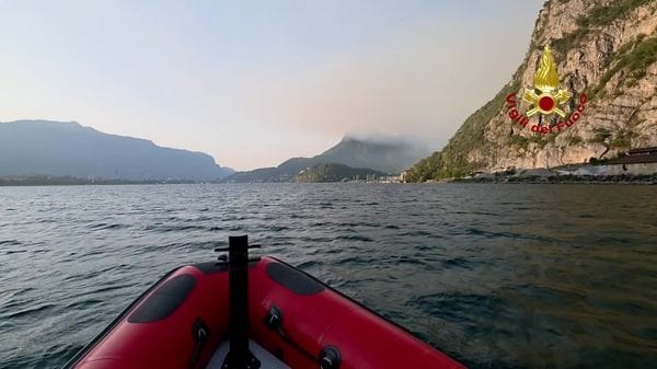 Moregallo, riprese le operazioni di spegnimento dell'incendio boschivo