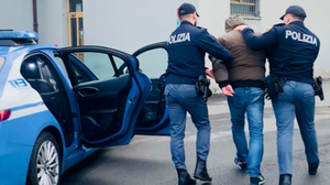 Si schianta con lo scooter rubato e aggredisce agenti e sanitari: arrestato