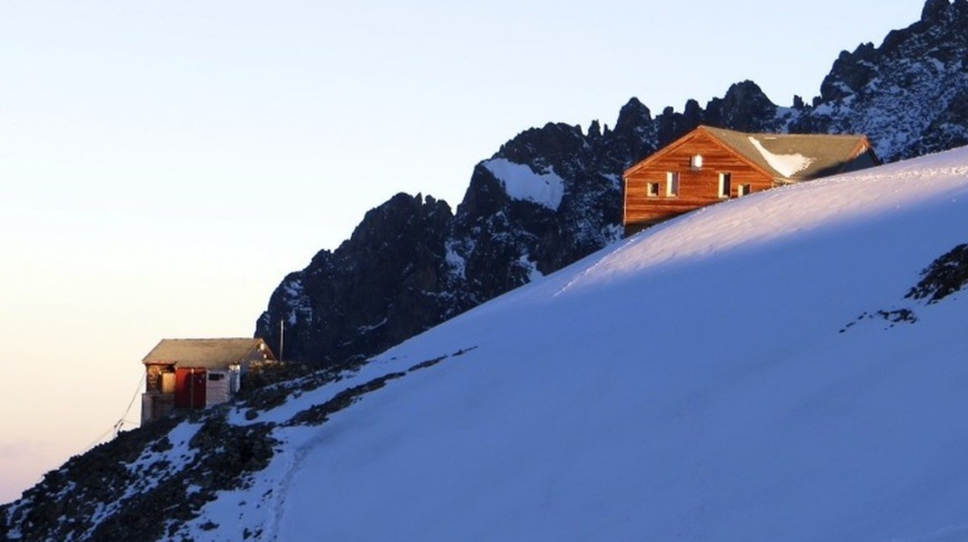 Bernina, chiude il rifugio Marco e Rosa: «Troppo caldo, vie di accesso impraticabili»