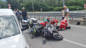 Chiuro, automobilista fugge dopo lo scontro con due moto
