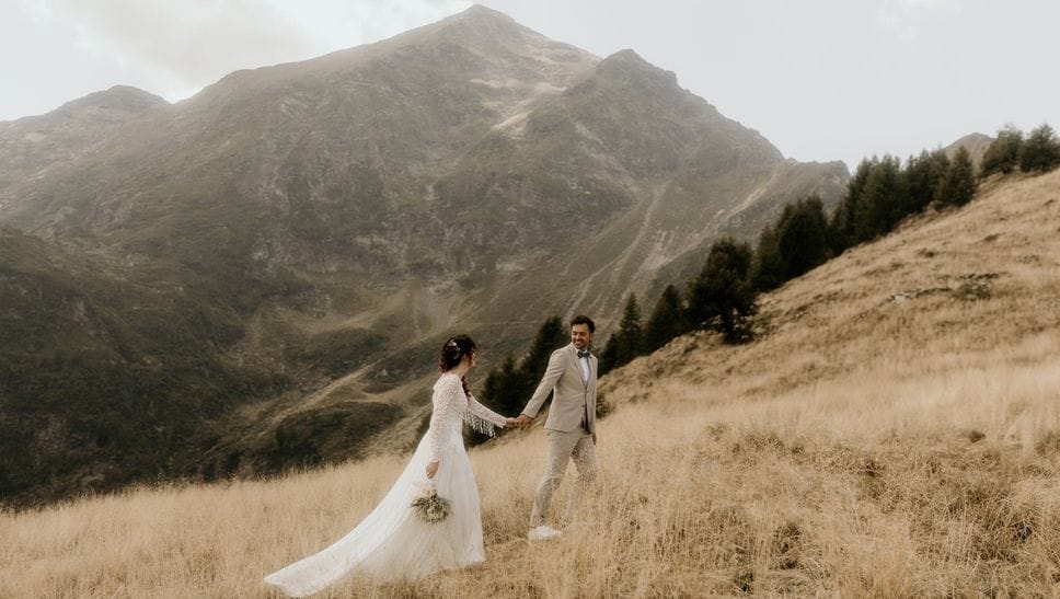 Denise e Alessio sposi in elicottero sul Legnone