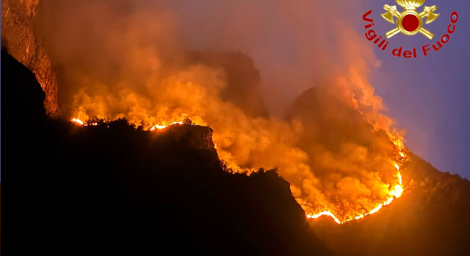 Il Moregallo brucia ancora: nella notte la montagna è tornata un inferno di fuoco