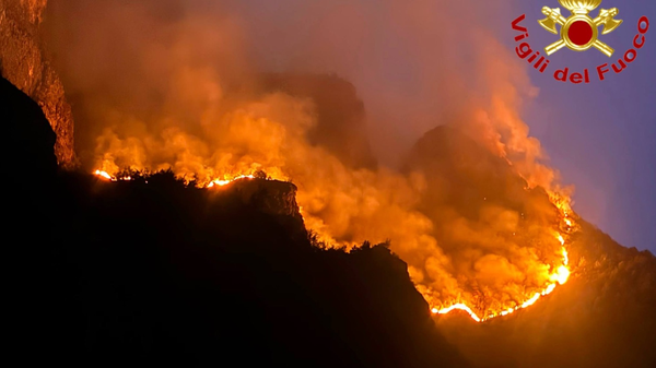 Il Moregallo brucia ancora: nella notte la montagna è tornata un inferno di fuoco