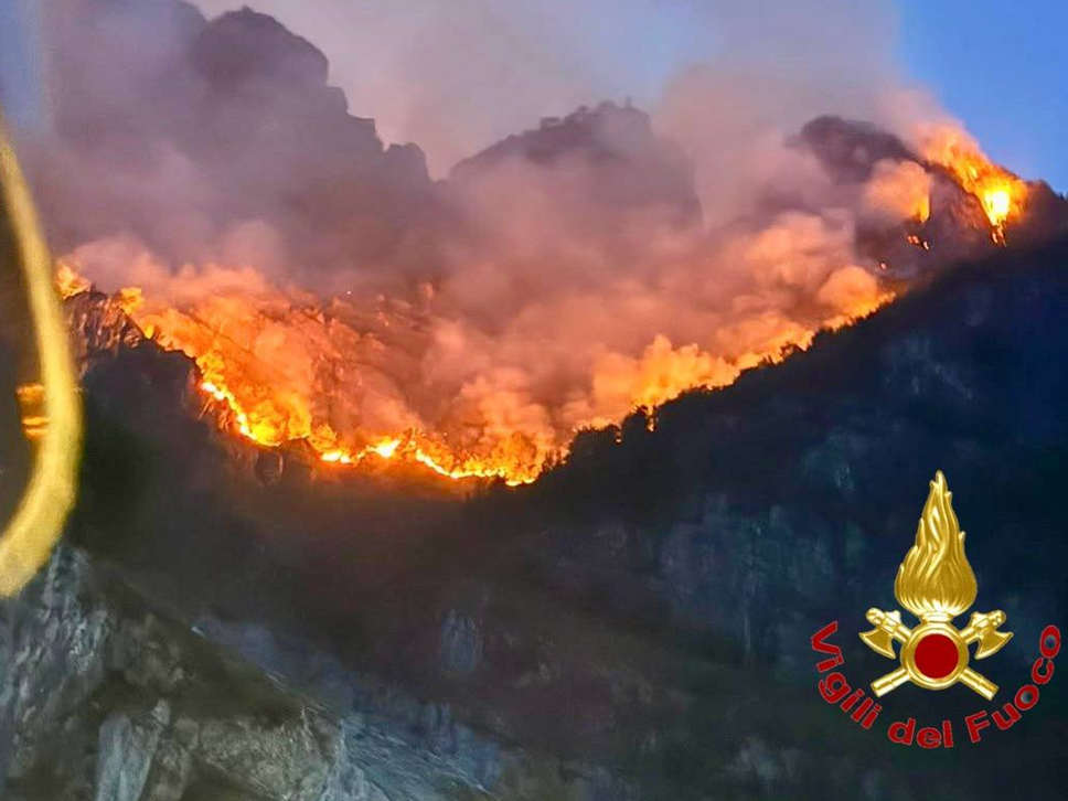 Il Moregallo brucia ancora: nella notte la montagna è tornata un inferno di fuoco