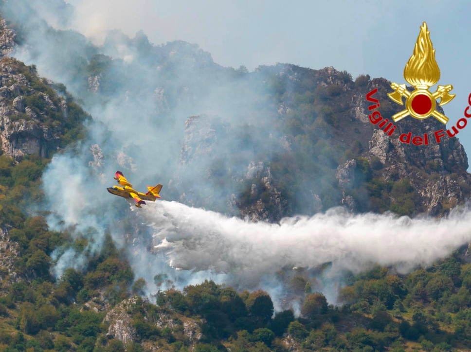 Il Moregallo brucia ancora: nella notte la montagna è tornata un inferno di fuoco