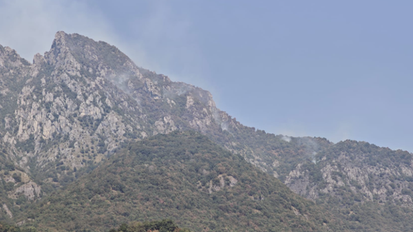 Incendio sul Moregallo: «Situazione sotto controllo, si indaga sulle cause»