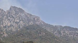 Incendio sul Moregallo: «Situazione sotto controllo, si indaga sulle cause»