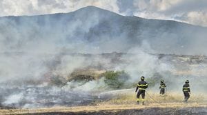Incendio a Triangia, in fiamme un ettaro e mezzo di prati e due baracche