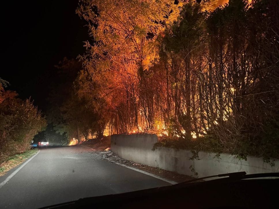 Incendio tra Gordona e Samolaco: il fuoco sfiora la Boggia