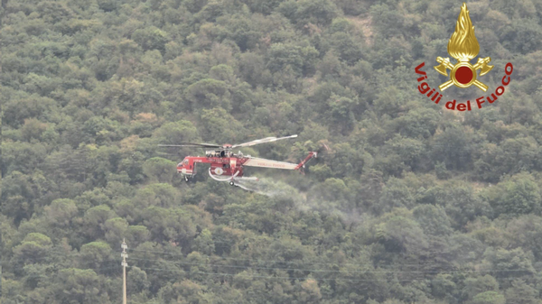 Monte Moregallo, continua la lotta alle fiamme: in azione l’elicottero dei Vigili del fuoco
