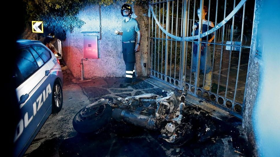  Sondrio: moto contro il muro, poi l’incendio. Centauro gravissimo a Campoledro