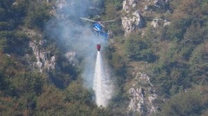 Moregallo, l’incendio resiste. Focolai individuati con i droni