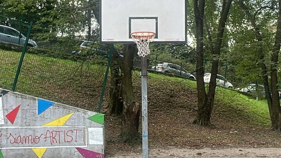 Lecco, nuovo canestro a San Giovanni dopo la chiusura del parco Kennedy