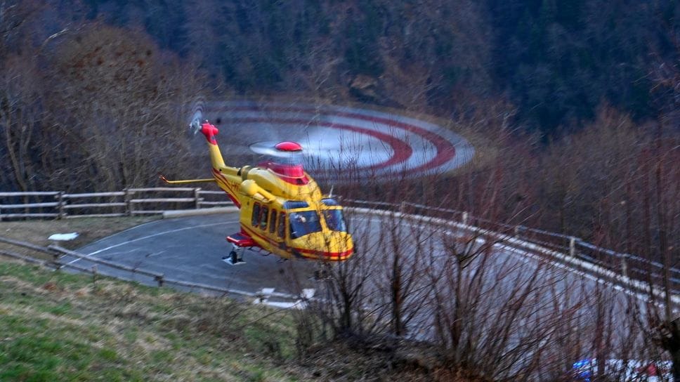 Premana, cade mentre cerca funghi: 55enne soccorsa con l’elicottero