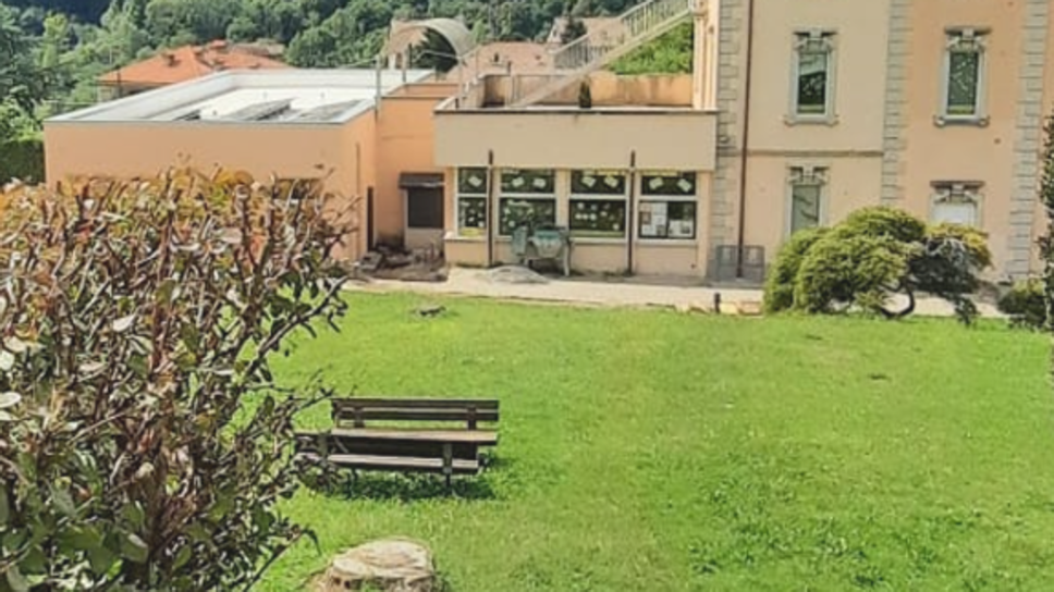 Schiamazzi, motorini e un’incursione a scuola nella notte: la stretta del Comune di Introbio