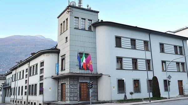 Sondrio, lesioni, minacce e droga: avviso orale per un giovane